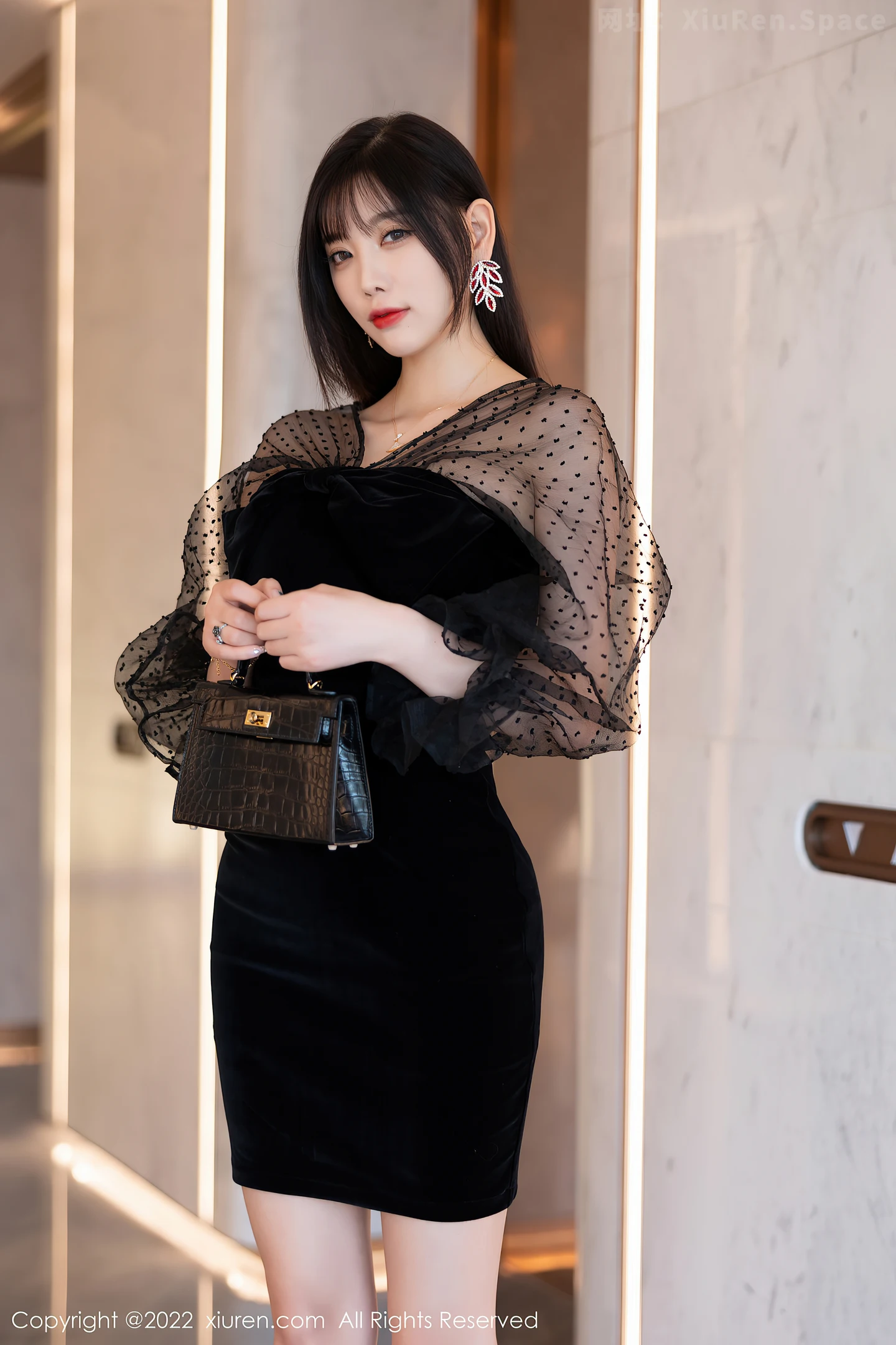 图片[2]-[XiuRen秀人网] VOL.5264 女神杨晨晨Yome脱黑色轻透连衣裙露红色蕾丝内衣惹火诱惑写真84P-秀人网官方网站